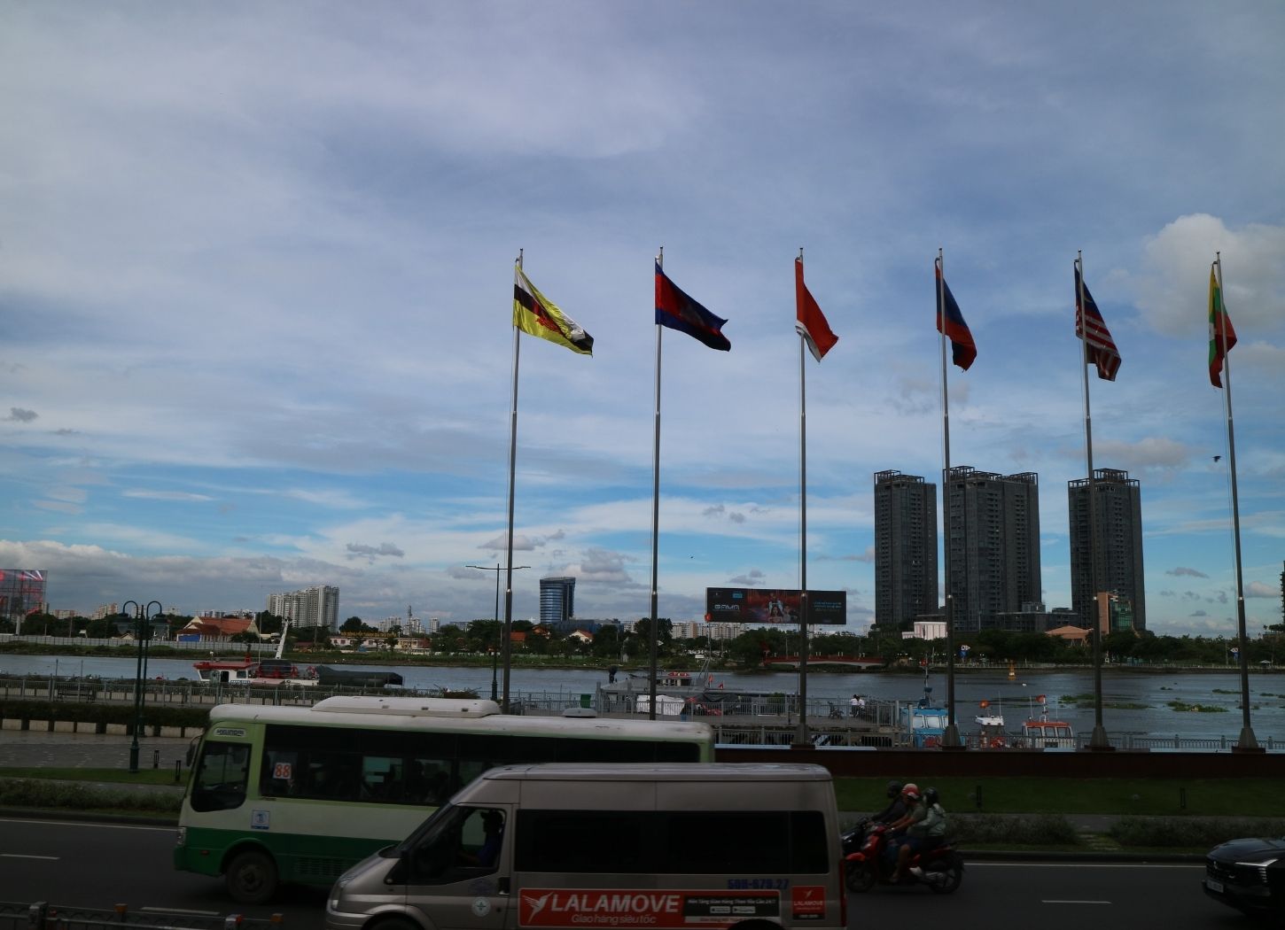 ベトナムの国旗と街並み