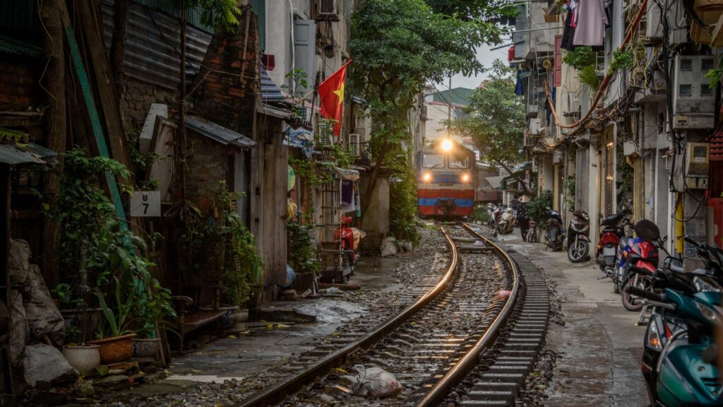 ハノイの街に電車が走っている