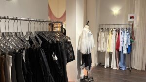 Lả Space に並ぶベトナム新世代ブランドの服の棚