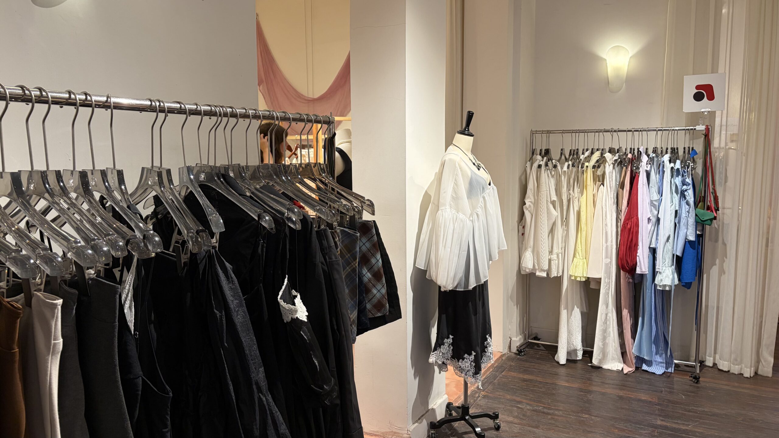 Lả Space に並ぶベトナム新世代ブランドの服の棚