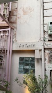 ハノイのセレクトショップ Lả Space の外観サイン