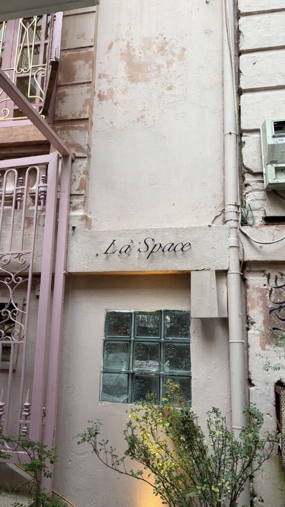 ハノイのセレクトショップ Lả Space の外観サイン