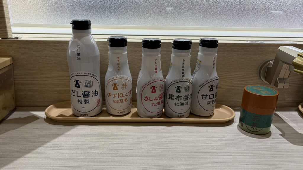 はま寿司ホーチミン店の卓上に並ぶ5種類の醤油