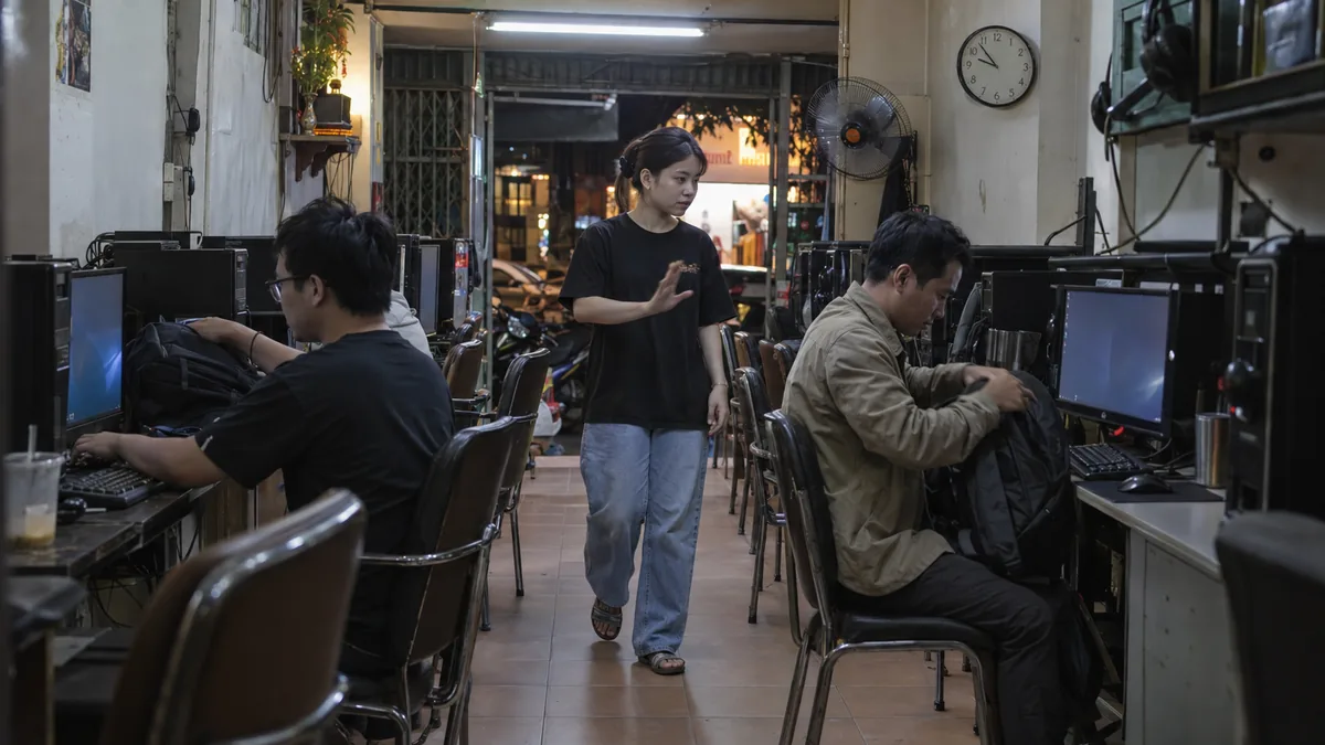 22時の閉店を前に客が退出準備をするホーチミン市内のインターネット店