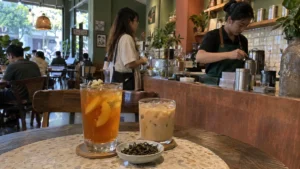 ホーチミンのカフェで提供されるピーチティーとベトナムミルクティー