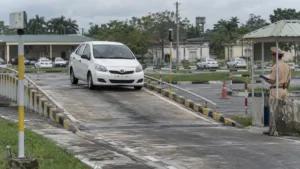 ベトナムの運転免許試験場で坂道コースを走る教習車
