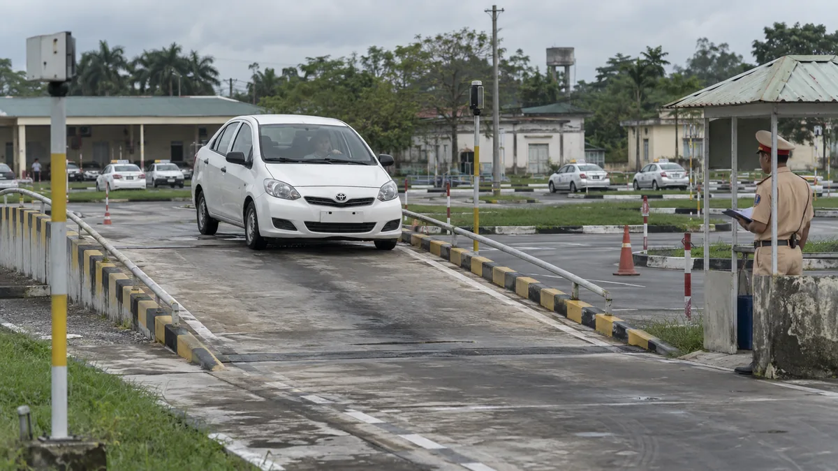 ベトナムの運転免許試験場で坂道コースを走る教習車