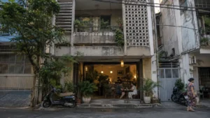ホーチミン市の路地に残る日よけ格子と穴あきブロックを備えたモダニズム住宅