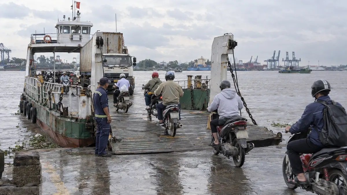 カットライの渡し船へ乗り込むバイクと貨物車