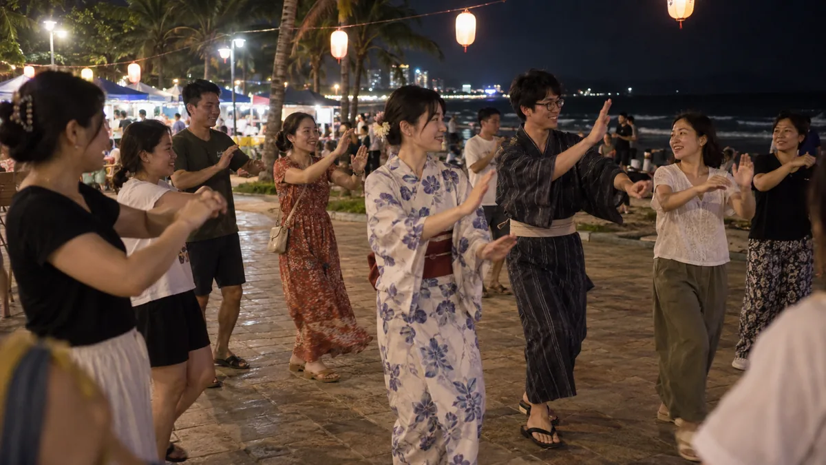 ダナン東海公園の海辺で盆踊りを楽しむベトナム人と日本人