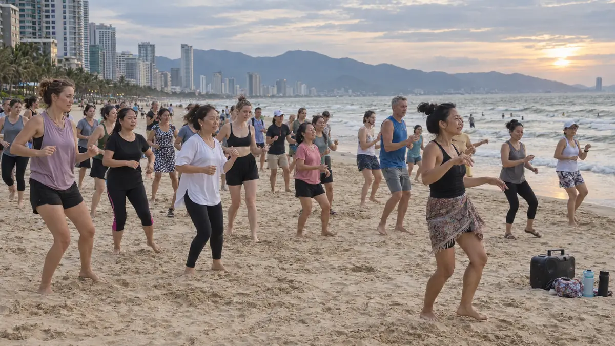夕方のダナン・ミーケビーチで地元住民と外国人が無料ダンスを楽しむ様子