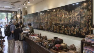 ハノイの土産物店でカウンター越しに鑑賞する21枚組の旧市街漆絵