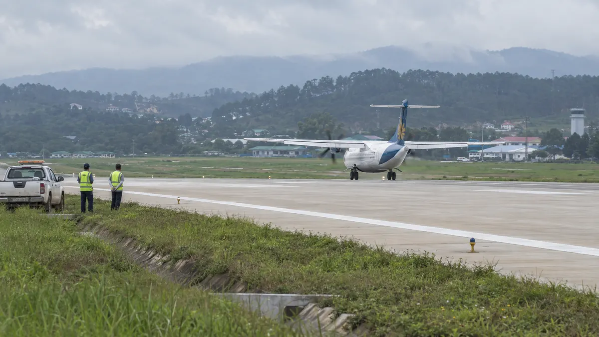 改修されたリエンクオン空港のコンクリート滑走路に着陸するATR72型機