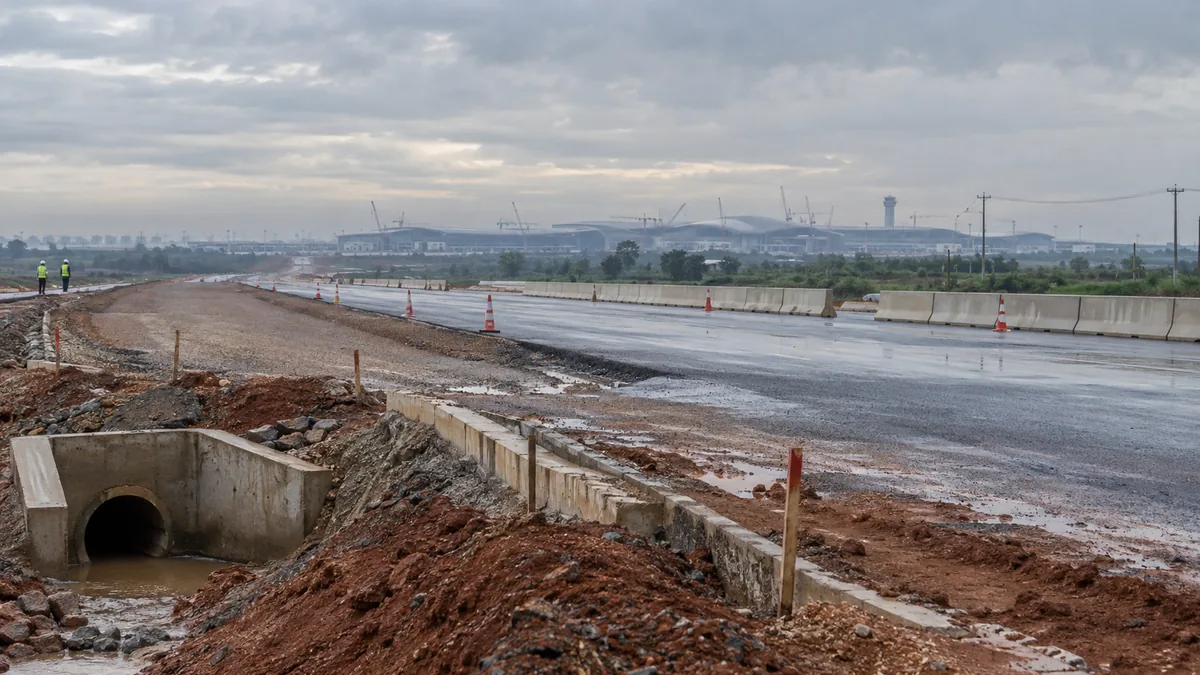 建設中のロンタイン国際空港へ延びる雨上がりのアクセス道路