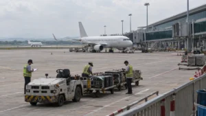 開業準備中のロンタイン国際空港で手荷物車両を点検する地上スタッフ