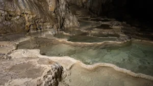 洞窟内の方解石の縁が段々に連なり浅い水をためる棚田状の地形