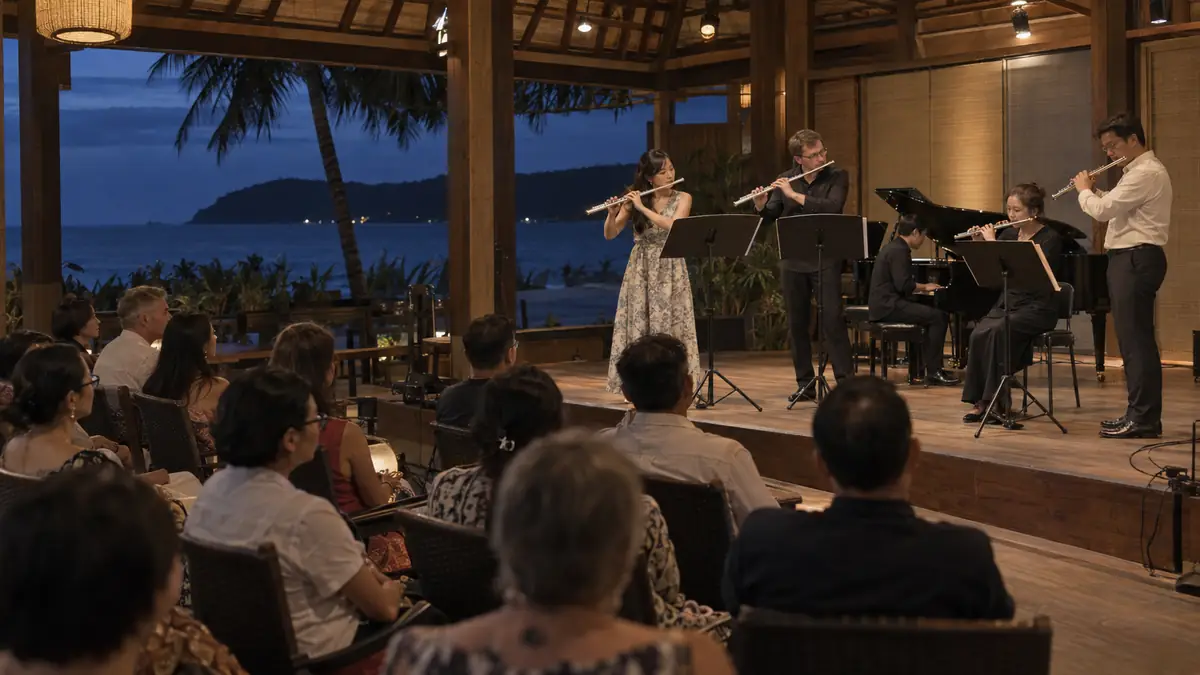 フーコック島の海辺の会場で国際フルート奏者が演奏する夜のコンサート